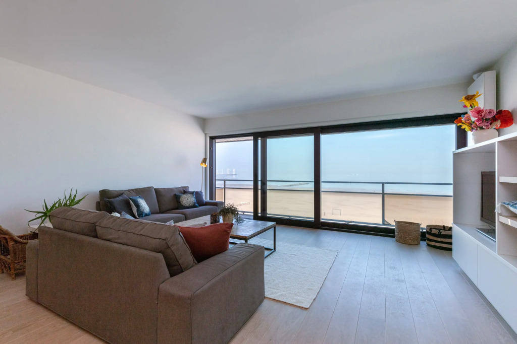 Luxuriuous family apartment with beach view