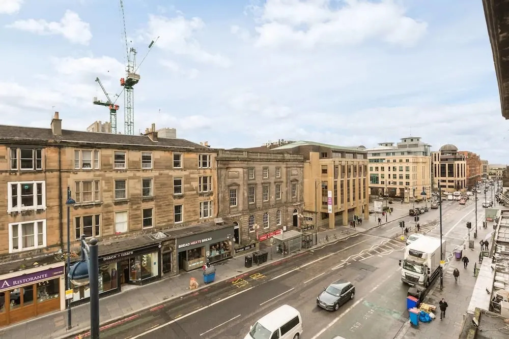 Elegant 3 Bedroom Central Apartment W/Castle View