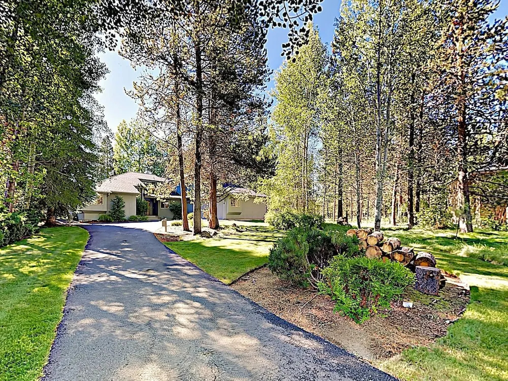 New Listing! Sunriver Gem On Woodlands Golf Course 3 Bedroom Home
