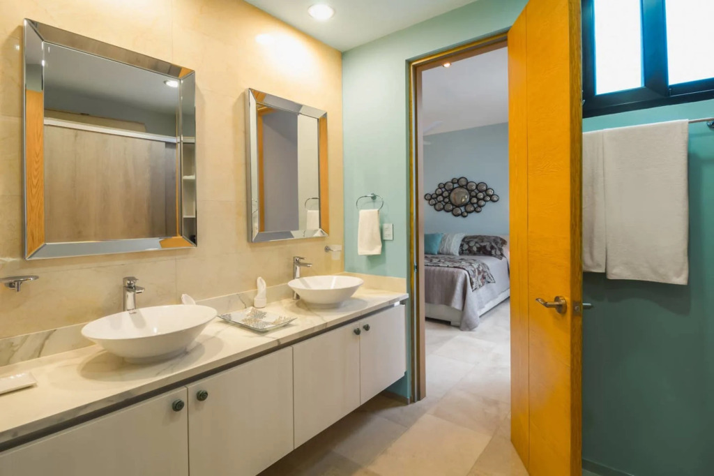 NEW LUX 2BR Balcony Dream Location Pool Shops