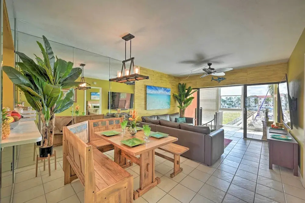 Relaxing Waterfront 2-story Retreat w/ Pool Access