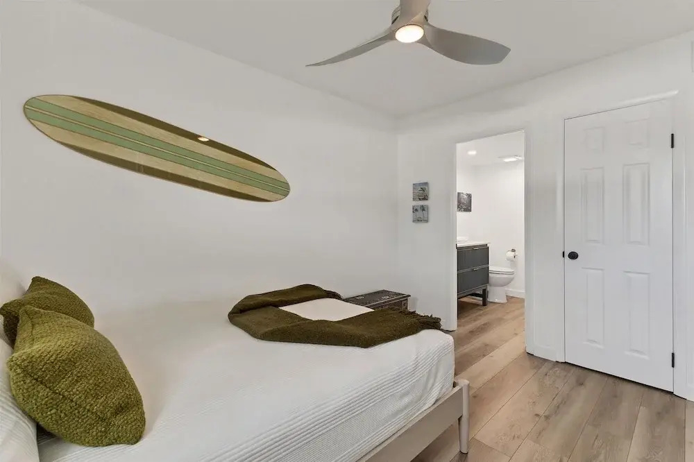 Venice Beach Two Bedroom Private Condo with Community Pool, Gulf Beach Access and Water Views! 2 Condo