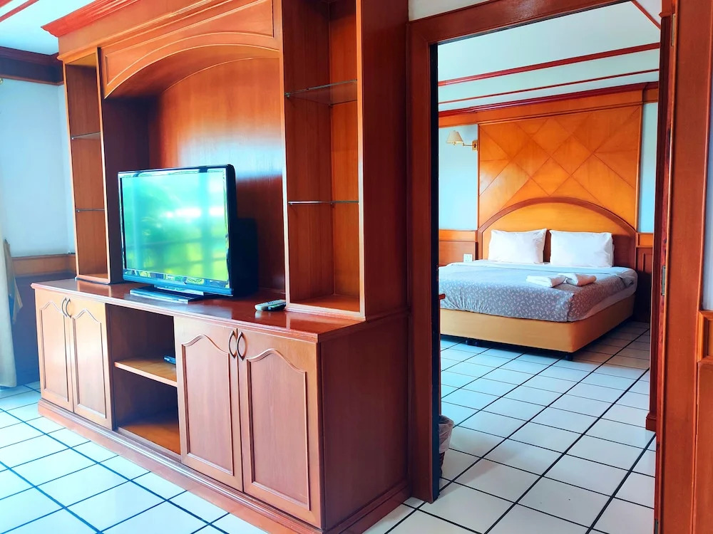 Thongpaeka Hotel