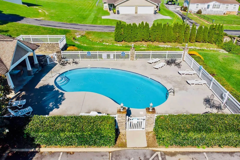 Home w/ Community Pool - 2 Miles to The Island!