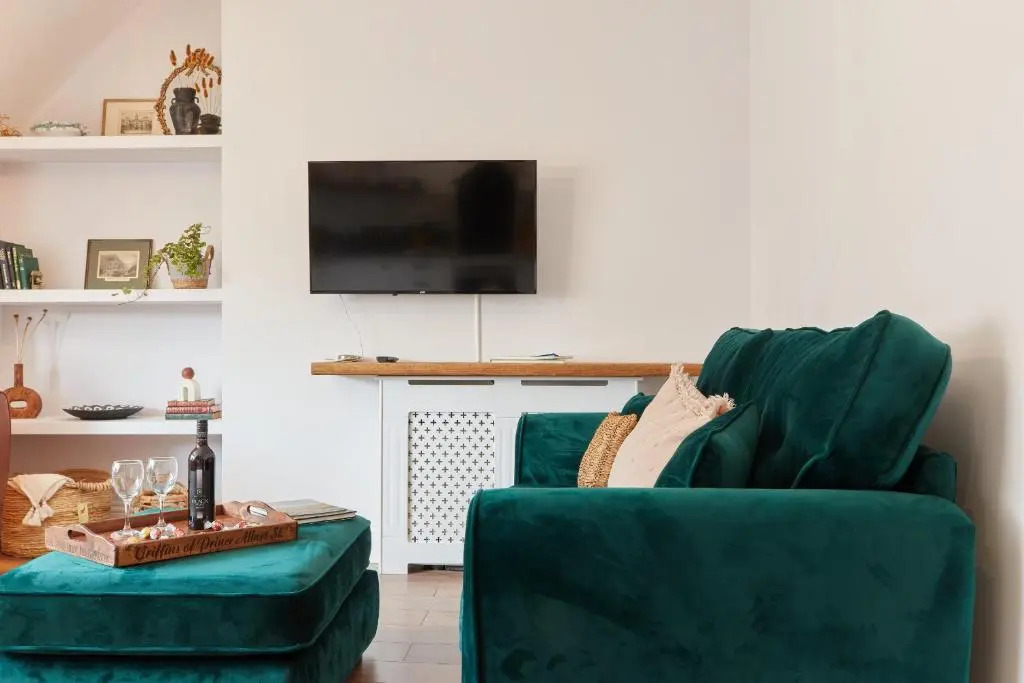 Olde Englishe Apt 4
