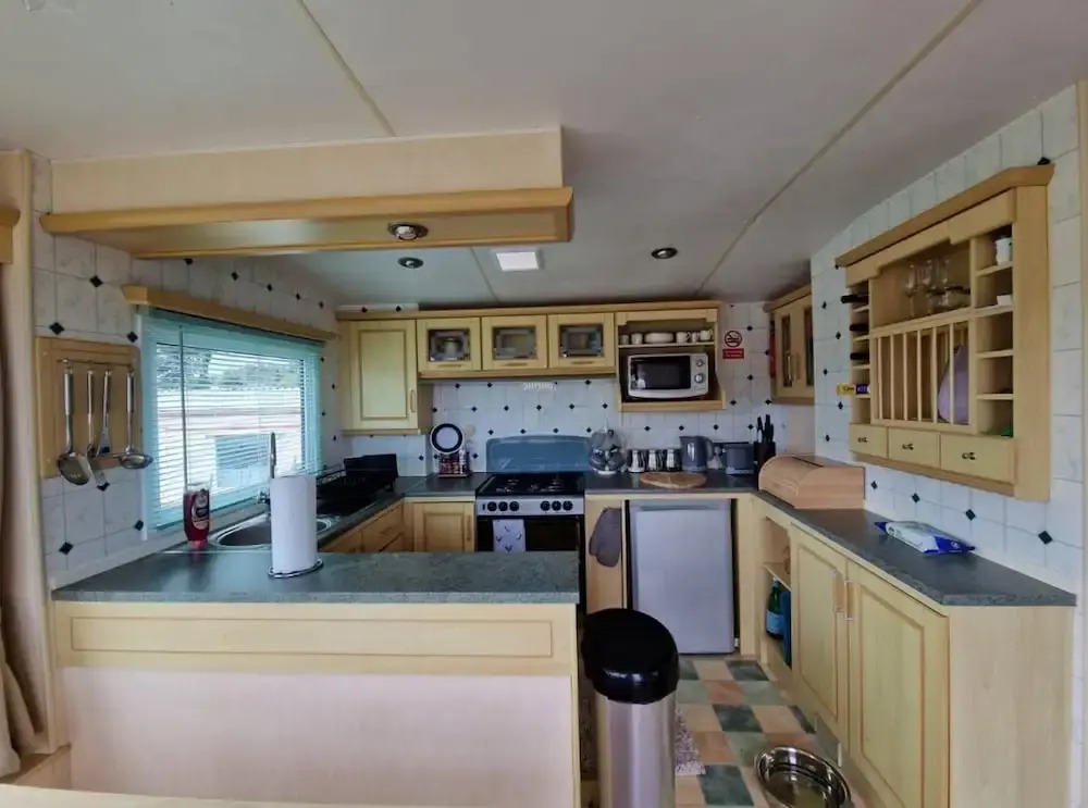 2 Bed Caravan - Sleeps 6 - Pets - Pool - Parking