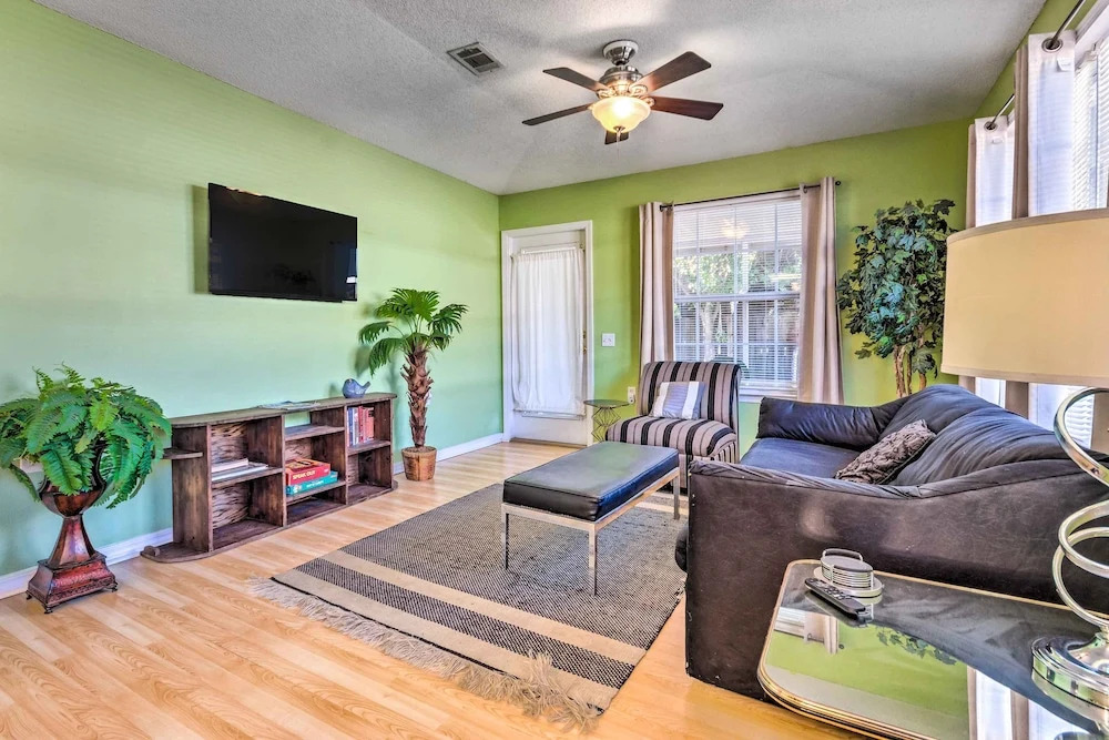 Cute Pensacola Townhome ~ 9 Mi to Downtown!