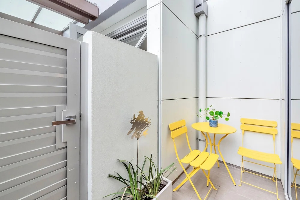 Chic 3 Bedroom City Central with Parking