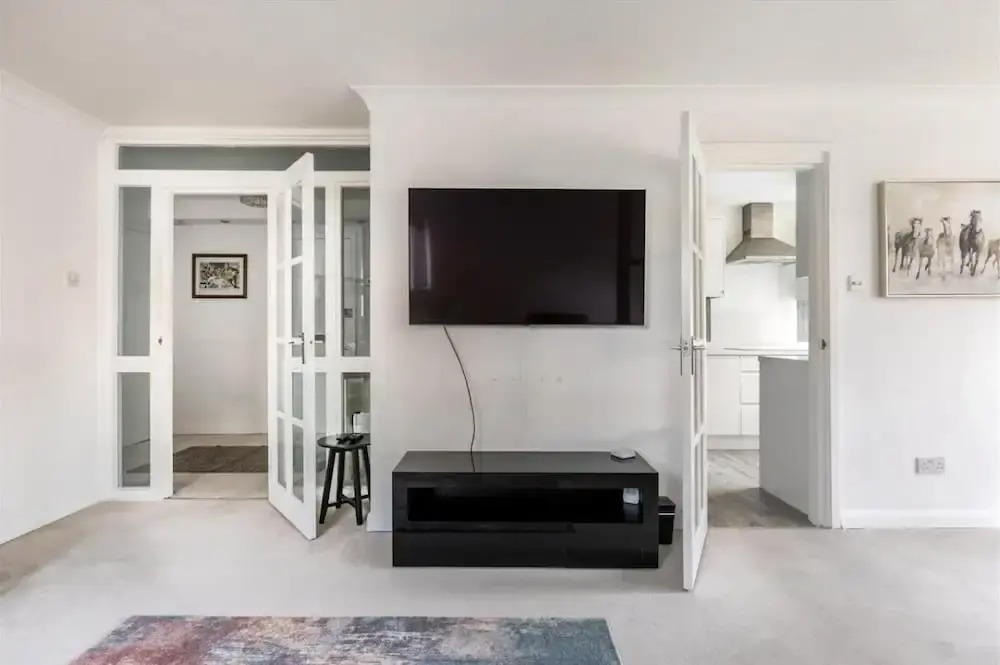 Spacious 1 bed Apartment With Parking & Balcony!