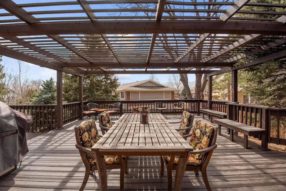 Relaxing Escape Complete With Home Theater and BBQ