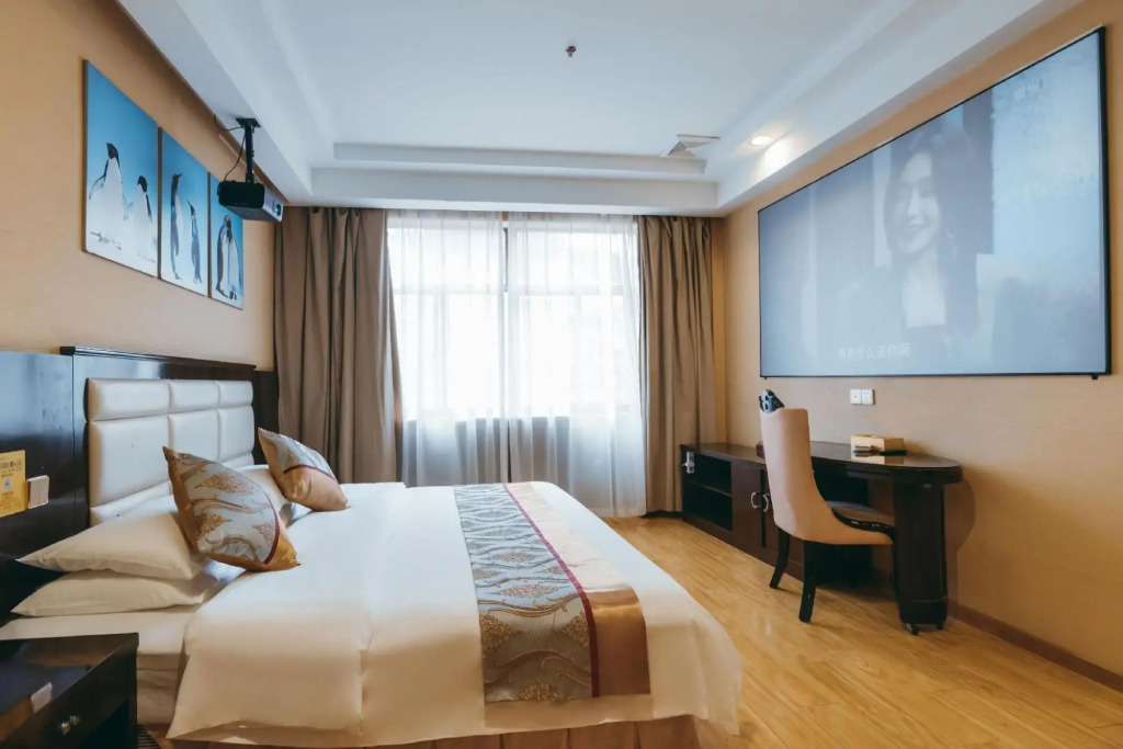 Zhongyi Light Luxury Cloud Hotel (Anqing City Renmin Road Pedestrian Street Xiaosu Road Branch)