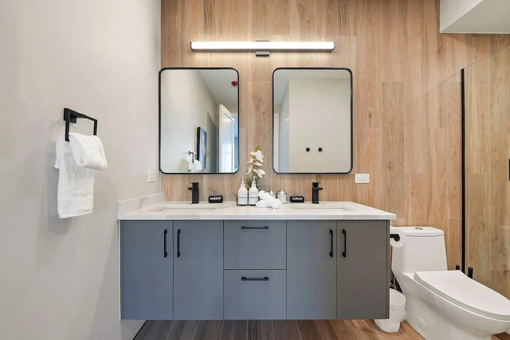 Modern 2br2ba Condo Free Parking and Balcony
