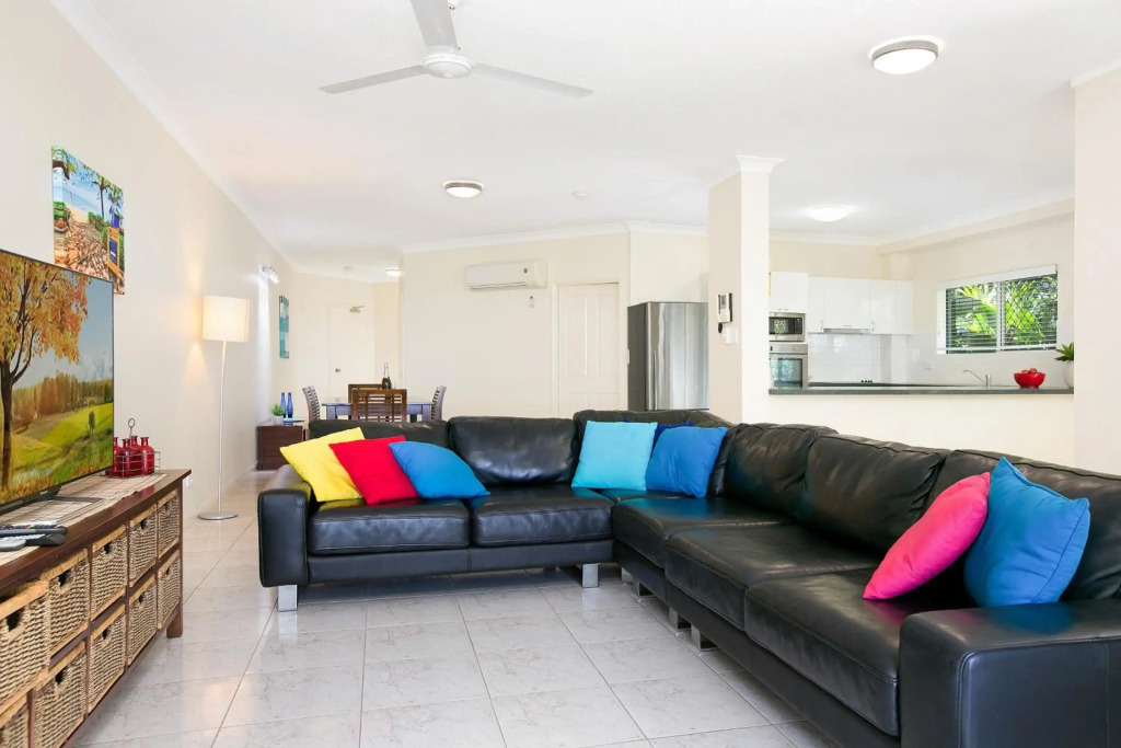 The Beach House 3BR Waterfront Apartment, Own WIFI