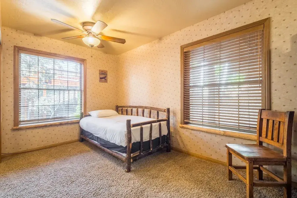 Water's Edge Estate by Avantstay Large Lakefront Cabin w/ Dock and Hot Tub