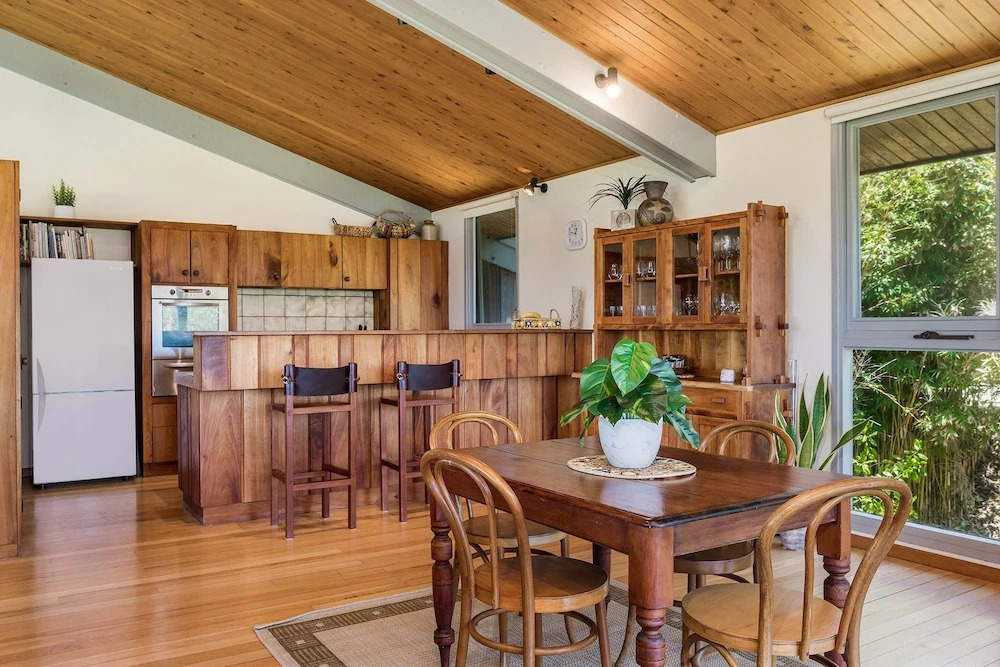 Cape Breeze - 5 BR home with headland views