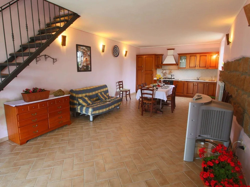 Scenic Farmhouse with Swimming Pool by Forest in Sorano