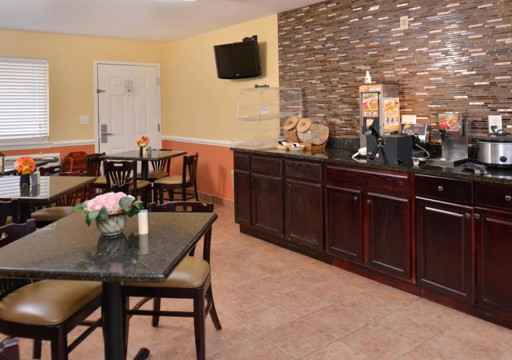 Douglas Inn & Suites