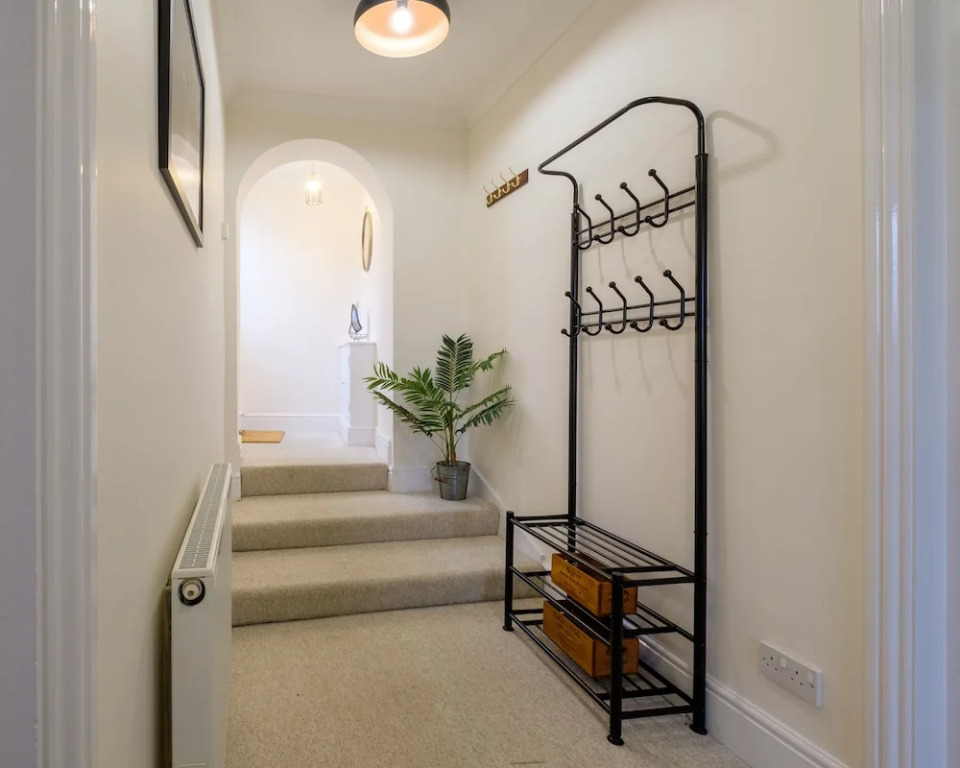Smart, Modern 2 bed 2 Baths apt on Ryde High St