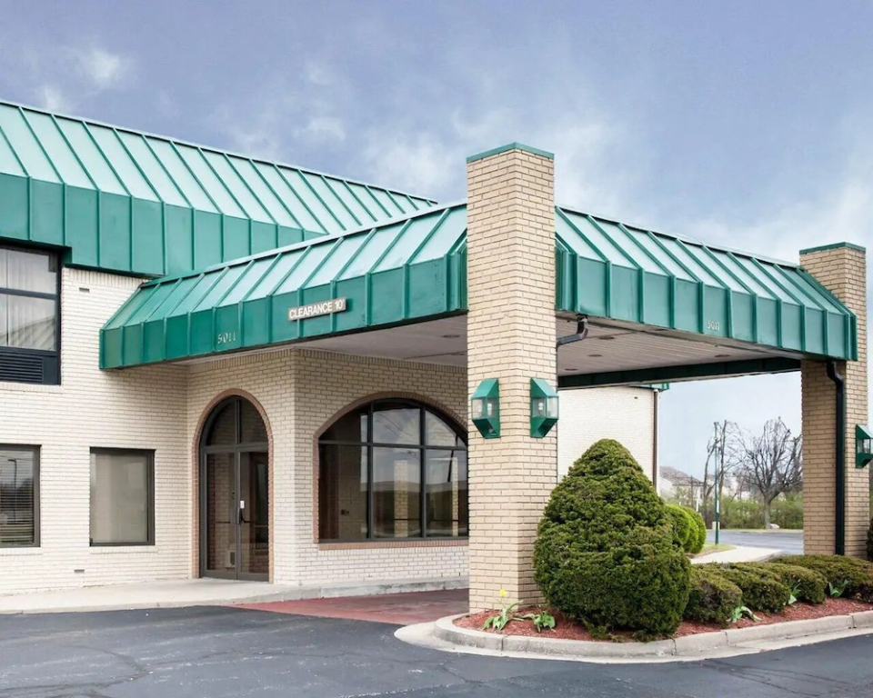 Lafayette Inn & Suites