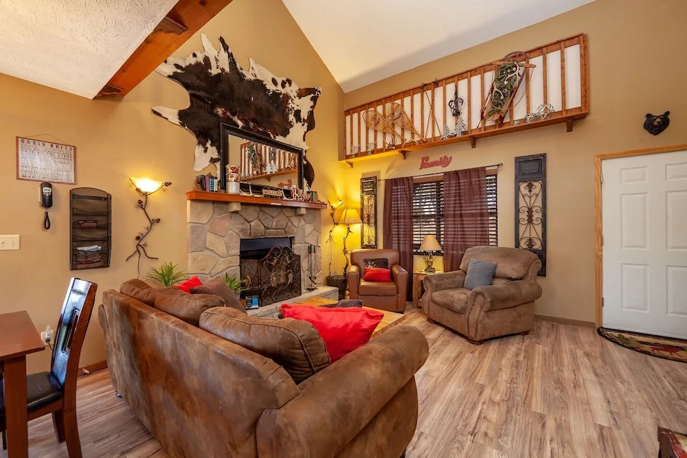 Bearfootin' 3 Bedroom Cabin by RedAwning