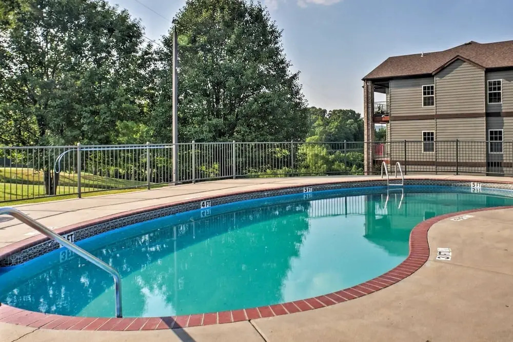Relax Poolside! Golfers Oasis in Branson West