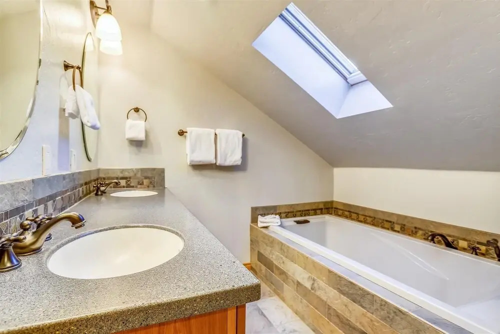 Wagon Wheel Retreat 4 Bedroom Home by RedAwning
