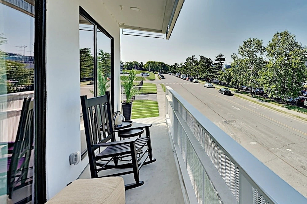Illume Pool & Fitness Center Corner Unit 1 Bedroom Condo