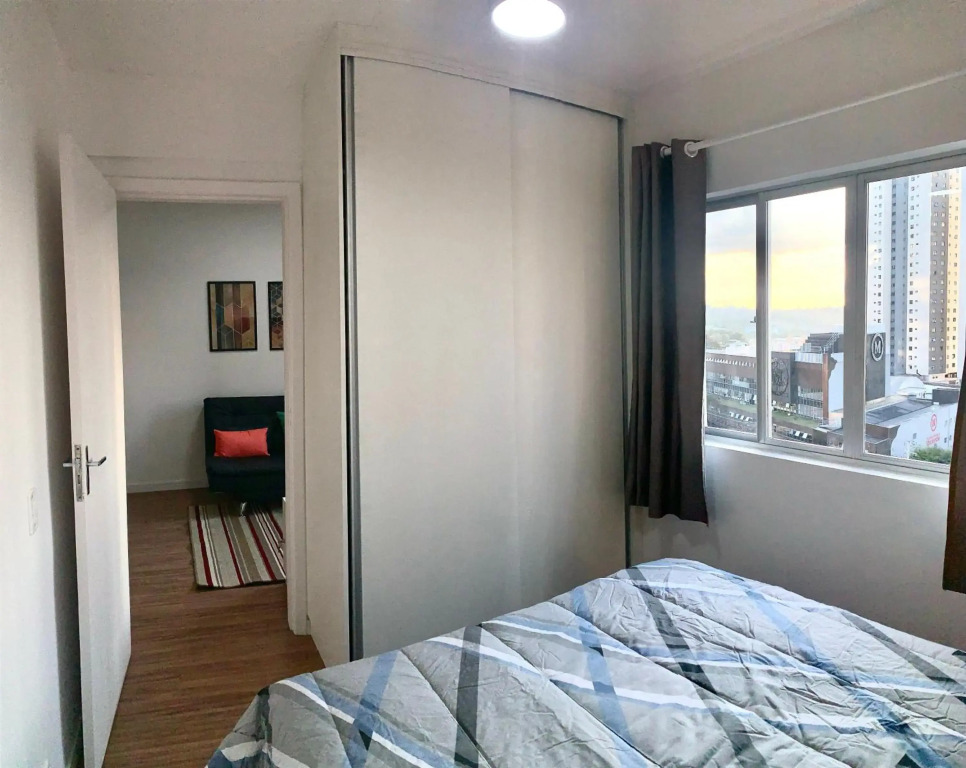 707- Apartamento Encantador, amplo e decorado, quarto, sala, cozinha, mobiliario moderno, cozinha completa com utensílios , Excelente vista da cidade e localização privelegiada no bairro Bigorrilho
