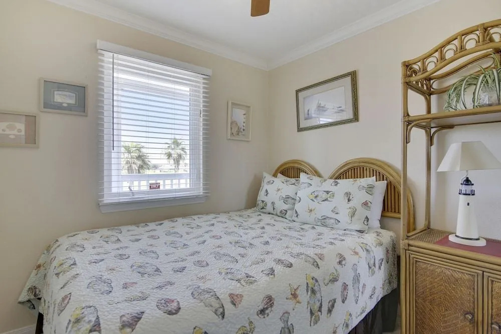 Seascape 1221 1 Bedroom Condo by RedAwning