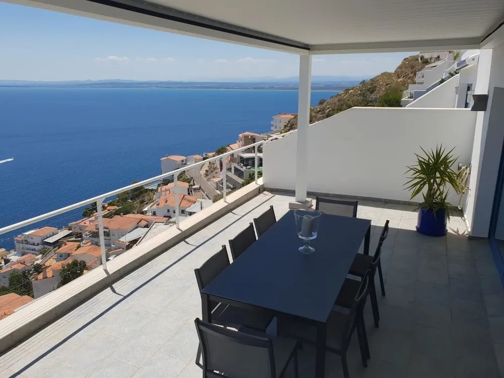 House With 3 Bedrooms in Roses, With Wonderful sea View, Private Pool, Furnished Terrace Near the Beach