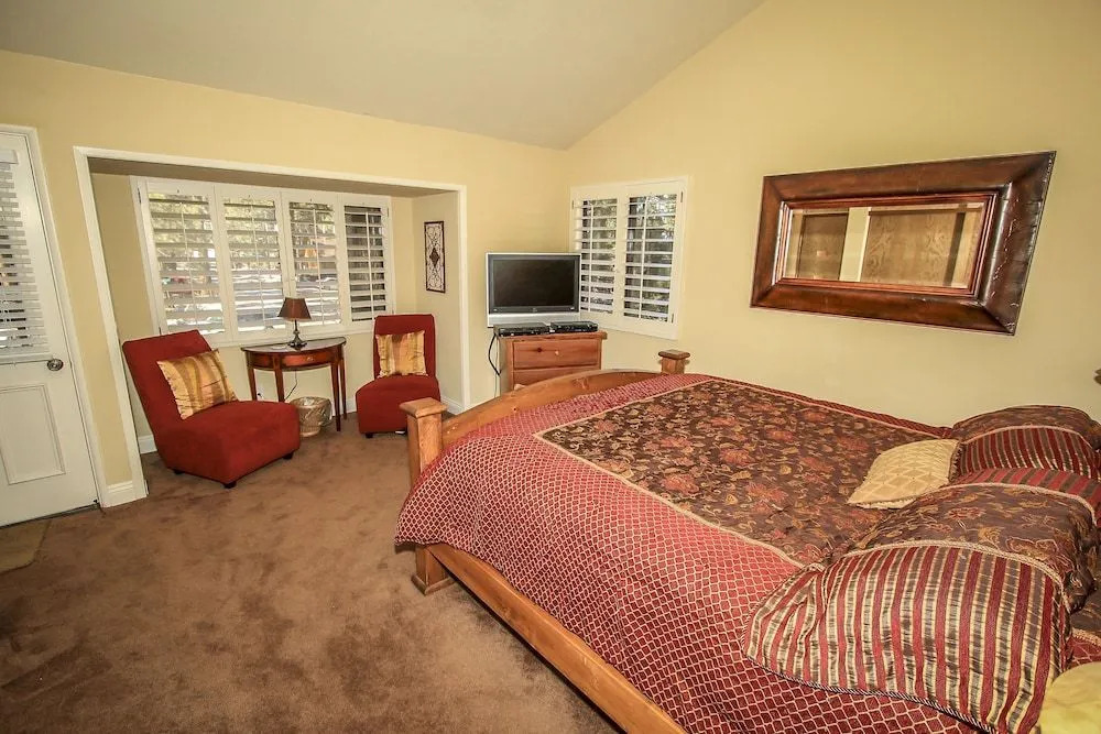 Snow Summit Getaway - 3 Br home by RedAwning