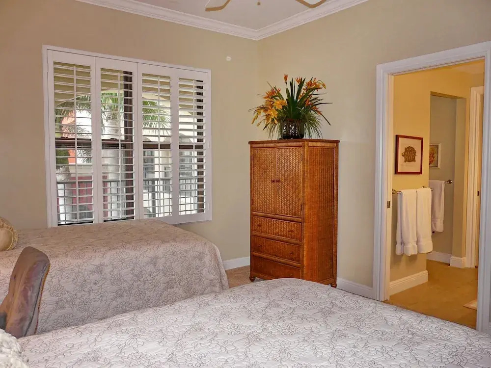 Luxurious Esplanade condo overlooking bay