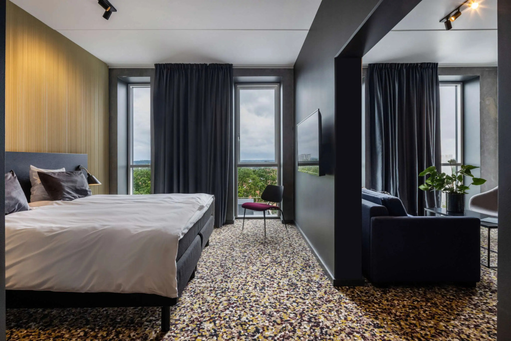 Peak 12 Hotel