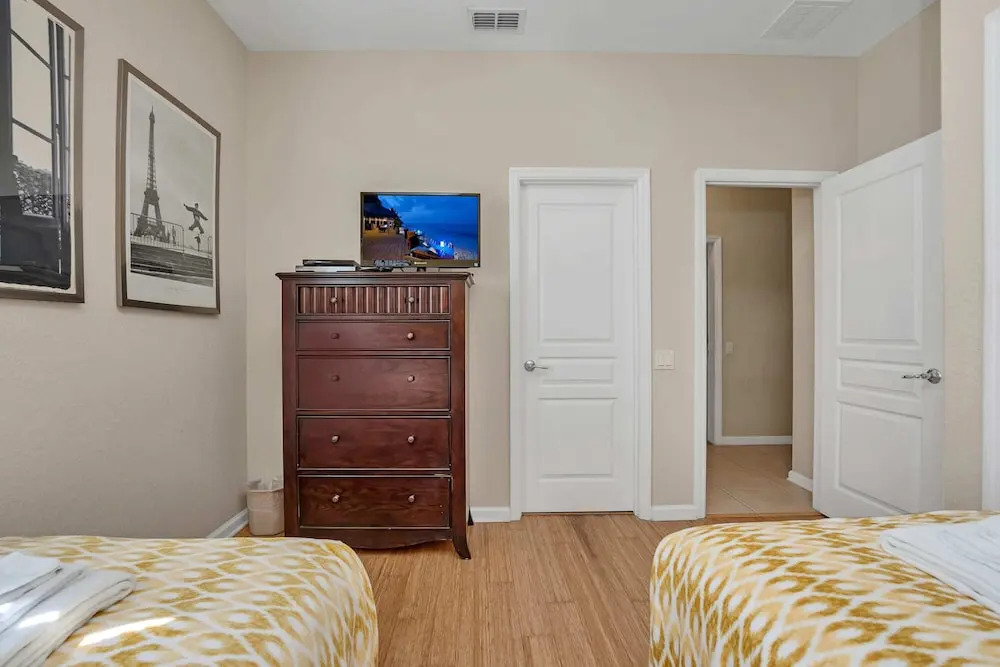 Lovely Decor and Large Pool Area! Less Than 5 Miles to Disney. #4wh633
