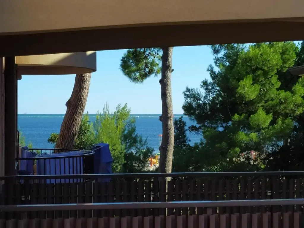 Appartamento Mirabell, FRONTE SPIAGGIA, VISTA MARE CON PARCHEGGIO