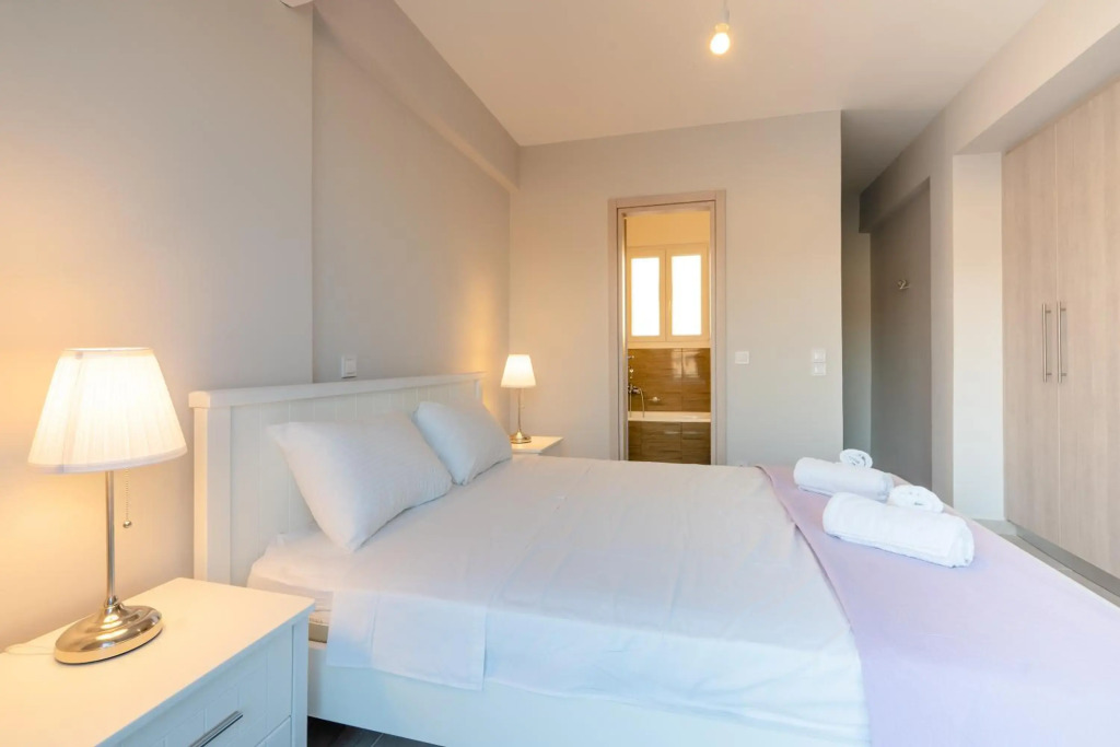 Sunny penthouse w/ Acropolis view next to metro