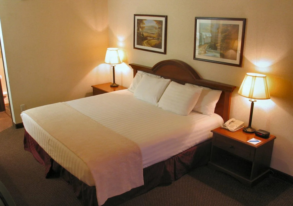 Ten Pin Inn & Suites