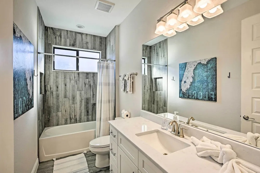 Sun-Seekers Getaway: Lavish Cape Coral Villa