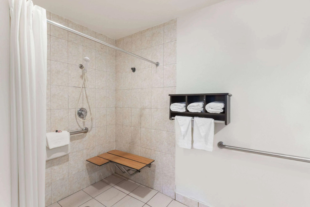 Howard Johnson by Wyndham National City/San Diego South