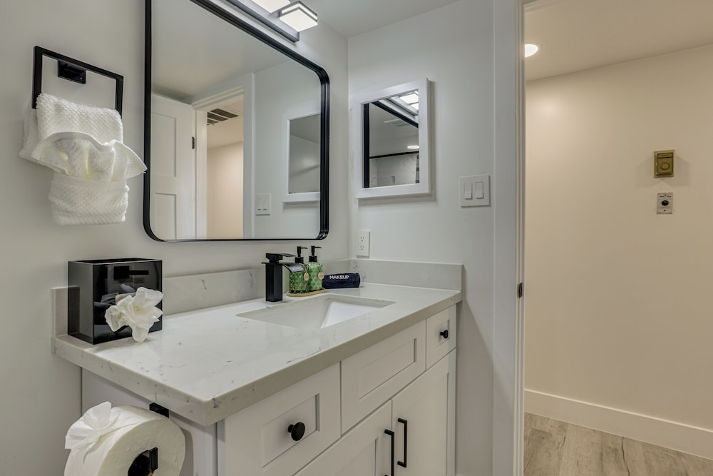 Renovated, Walkable! Old Town Condo w/ Pool Access