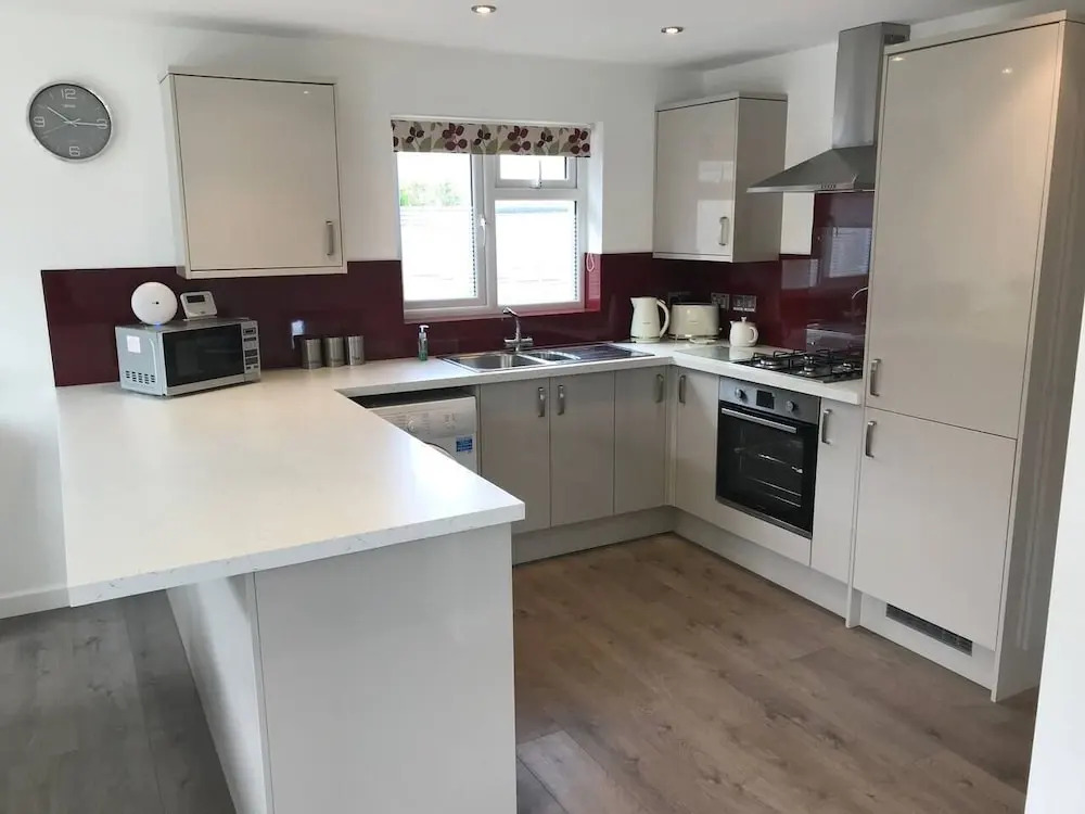 Beautiful Refurbished Home - Short Walk to the Beach