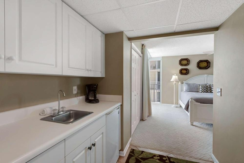 Long Beach Tower 3, 3 Bedroom Apartment