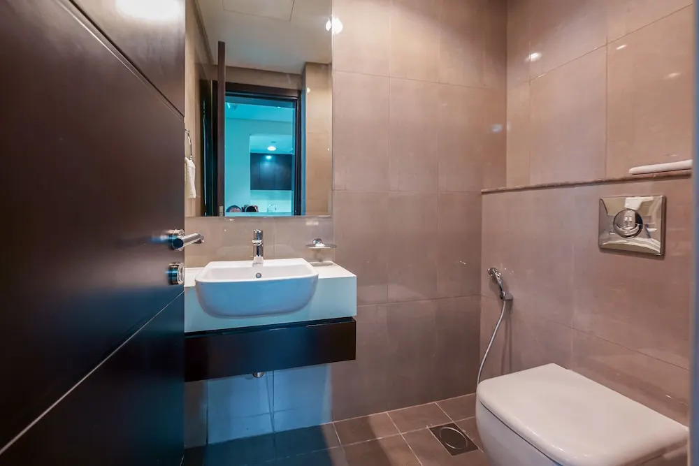 Tanin - Apartment Amidst Lively Area With Pool and Balcony