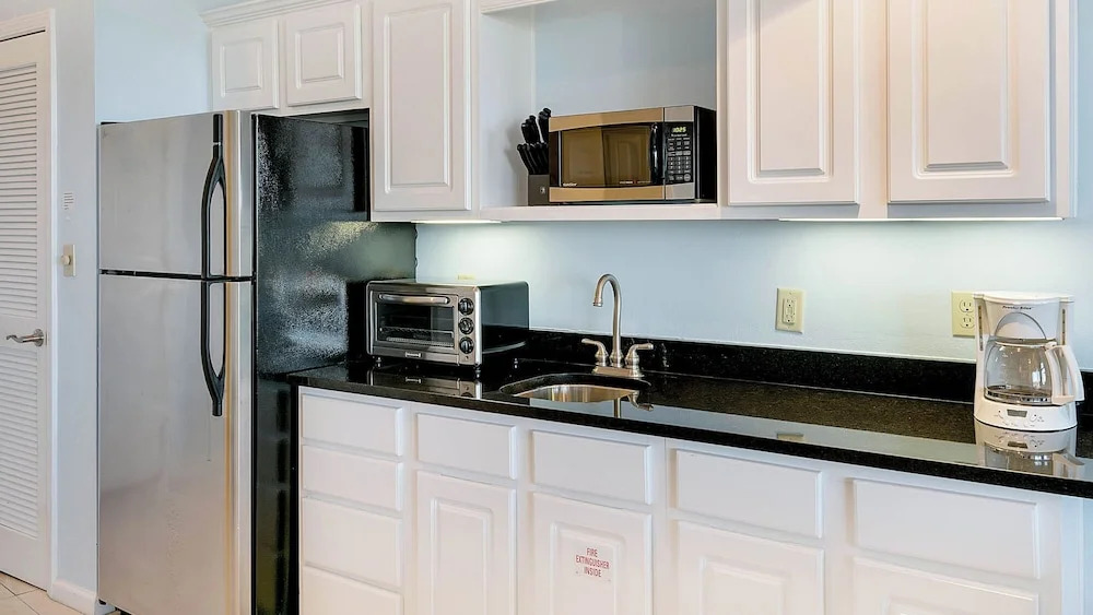Charming Studio for 2 - Pool Views - Next Door to Alys!
