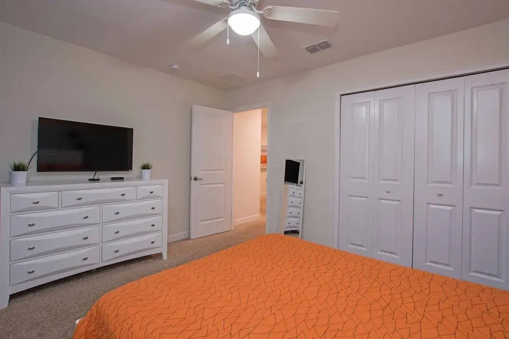 Spacious 6 Bed Home With Pool in Prime Storey Lake