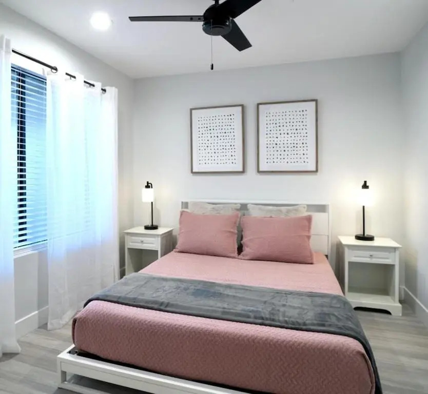 Beautiful 5-bdrm Vacation Home W/heated Pool !