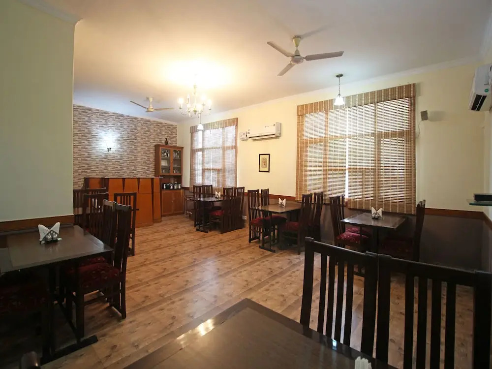OYO 6977 Hotel Clarks