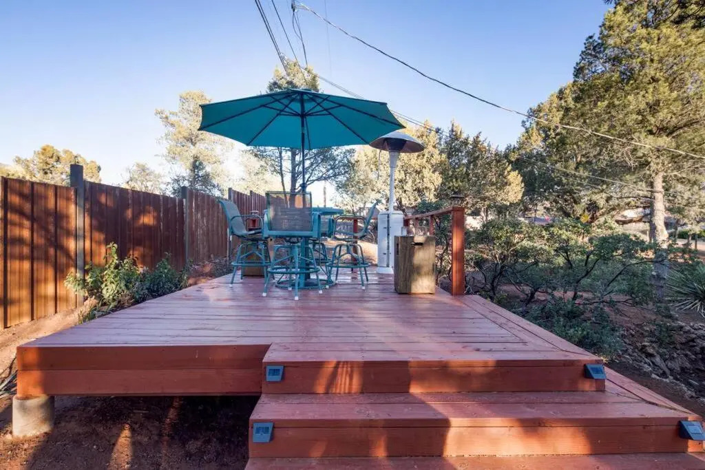 Red Rocks Retro! Stunning Views and Hot Tub!