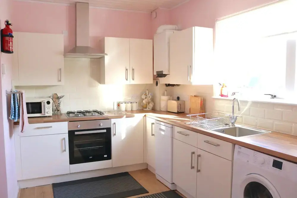 Bright 4 Bed Family Home by the Canal