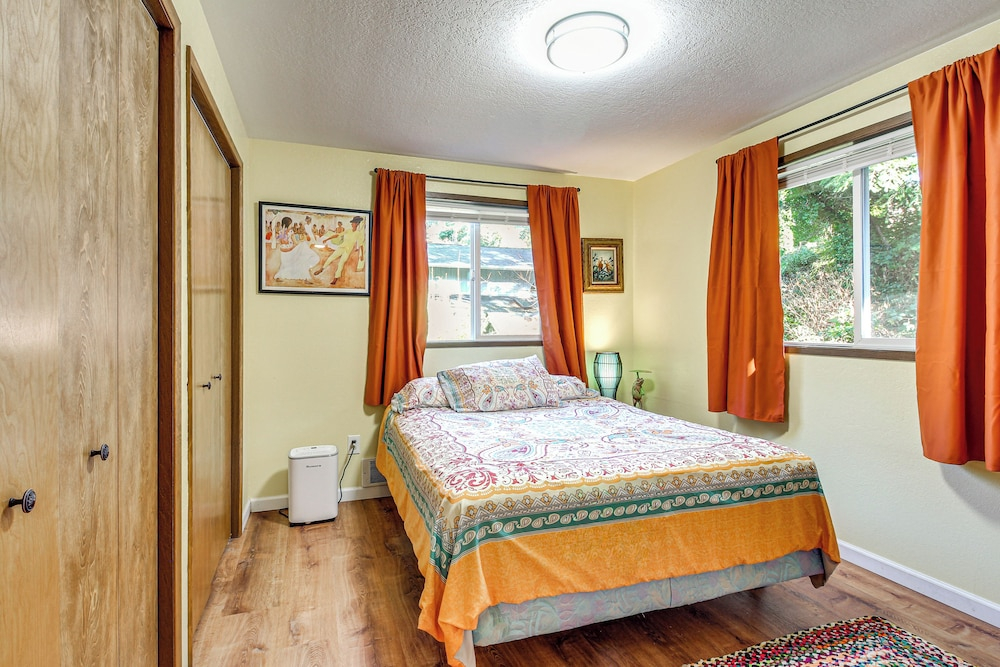 Walk to Mingus Park! Wooded Coos Bay Getaway